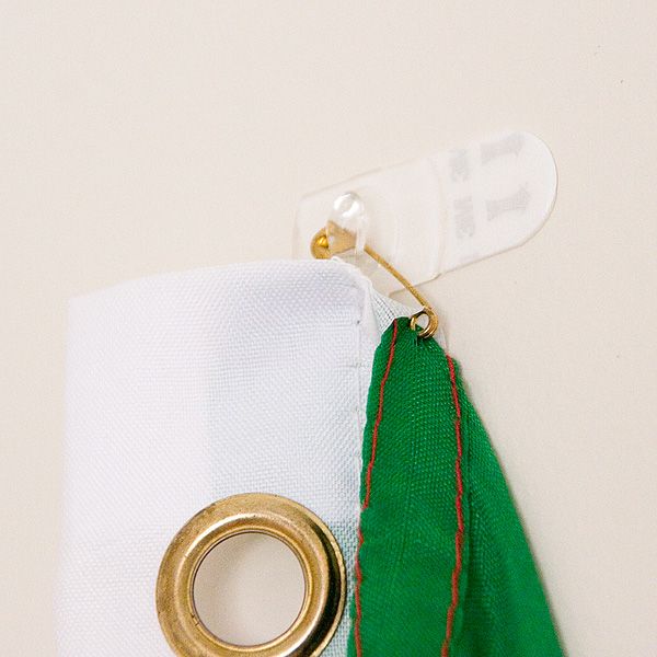 a thousand words How to hang a flag